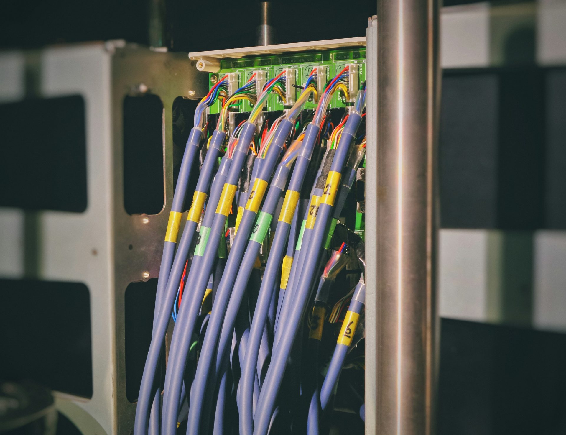 Kabel und Anschlüsse in Geräten