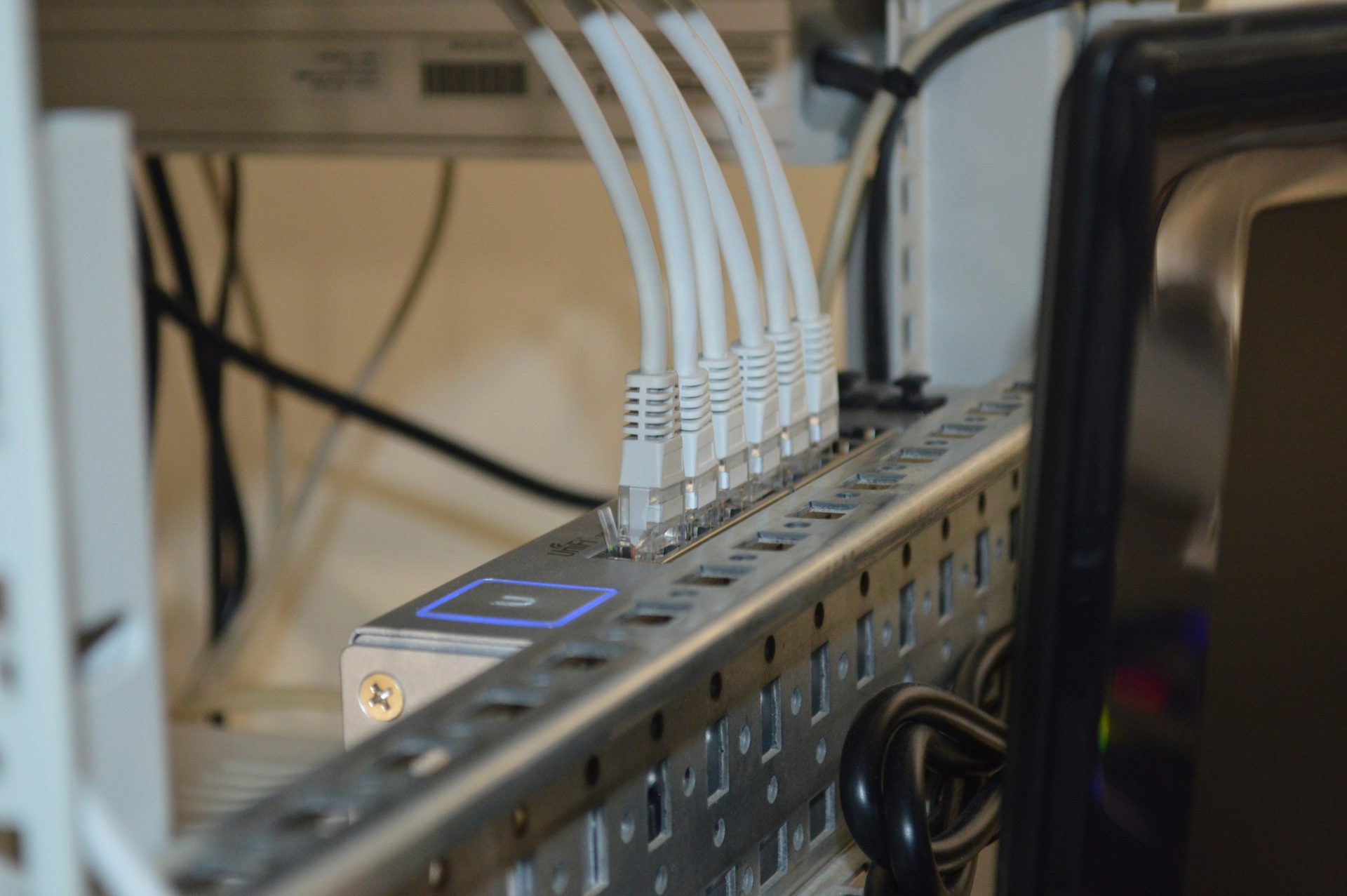 Netzkabel in einem Serverraum